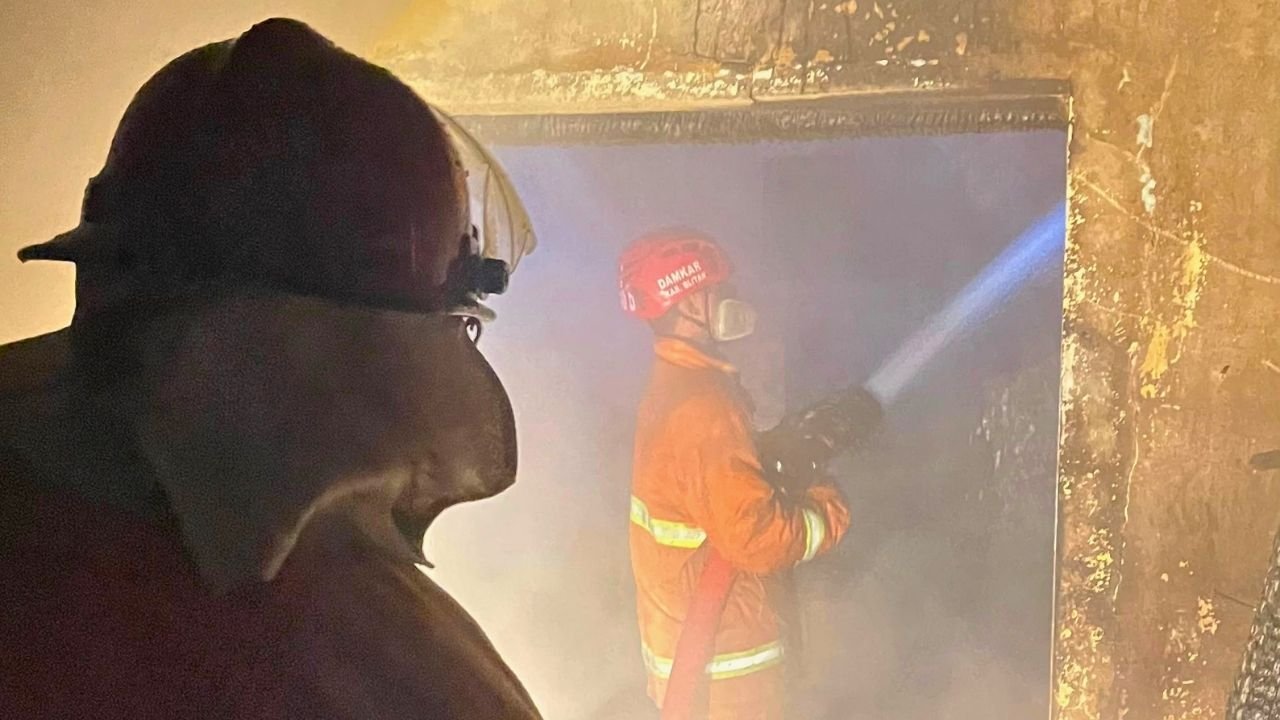 Diduga Berawal dari Teko Listrik, Kebakaran Porak-porandakan Rumah Warga di Sanankulon Blitar