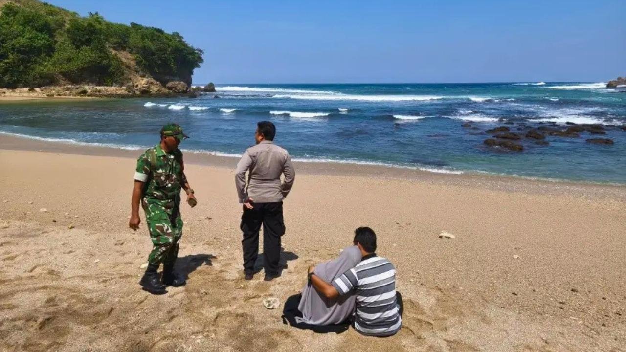 Outing Class Berujung Petaka, Tiga Santri Asal Kediri Terseret Ombak di Pantai Pangi Blitar