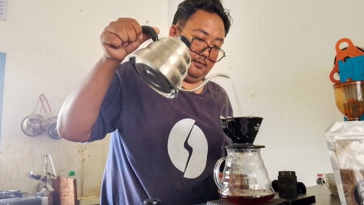 Tak Pernah Ikut Kursus, Mahasiswa Teknik Mesin Asal Blitar Sukses Racik Bisnis Kedai Kopi