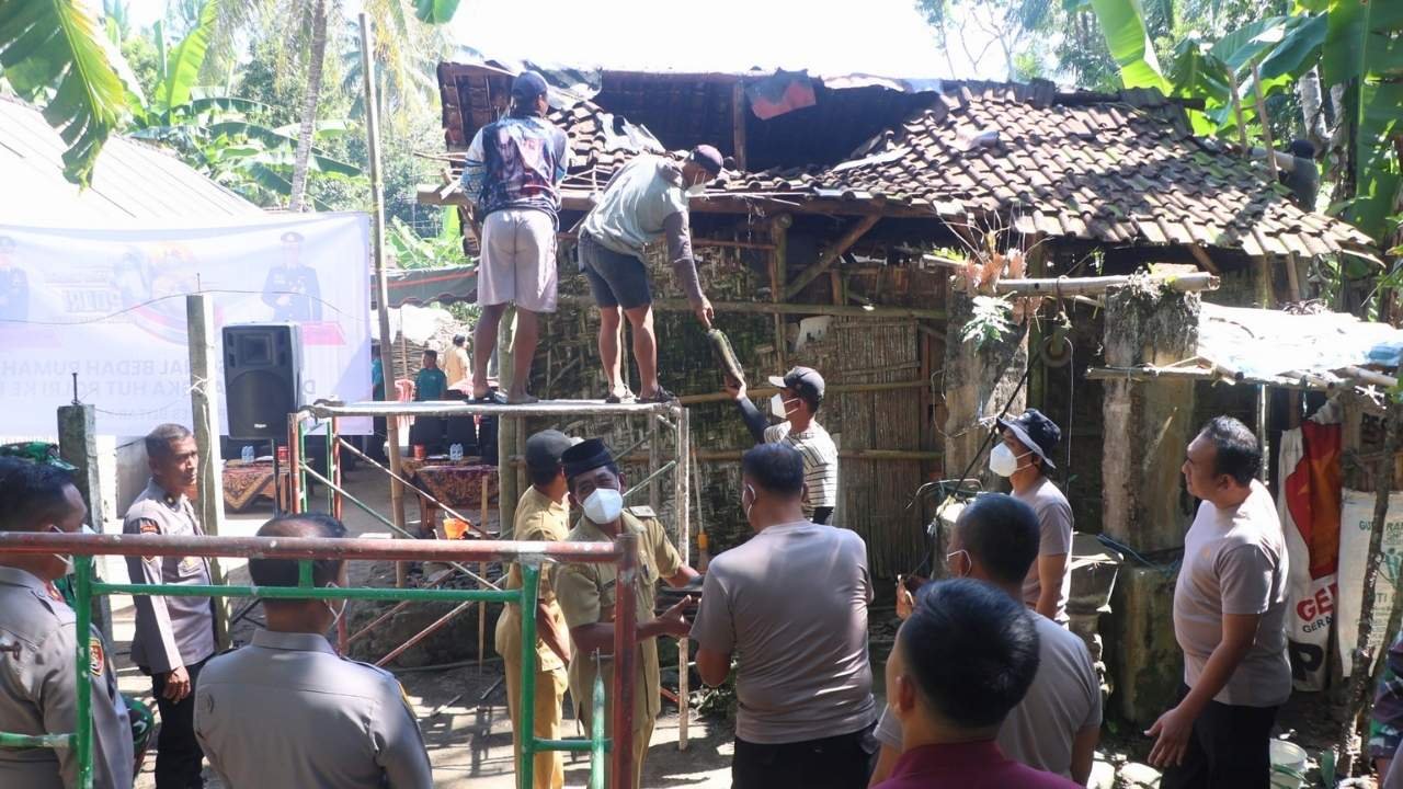 Polres Blitar Kota Bedah Rumah Warga Desa Dayu, Wujud Bhayangkara untuk Masyarakat