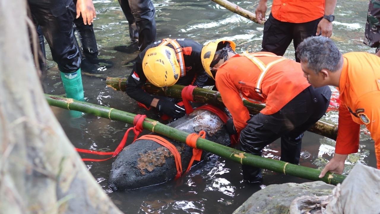 Berkarat dan Sulit Dikenali, Bom Udara Diduga Peninggalan Perang di Blitar Berhasil Dievakuasi