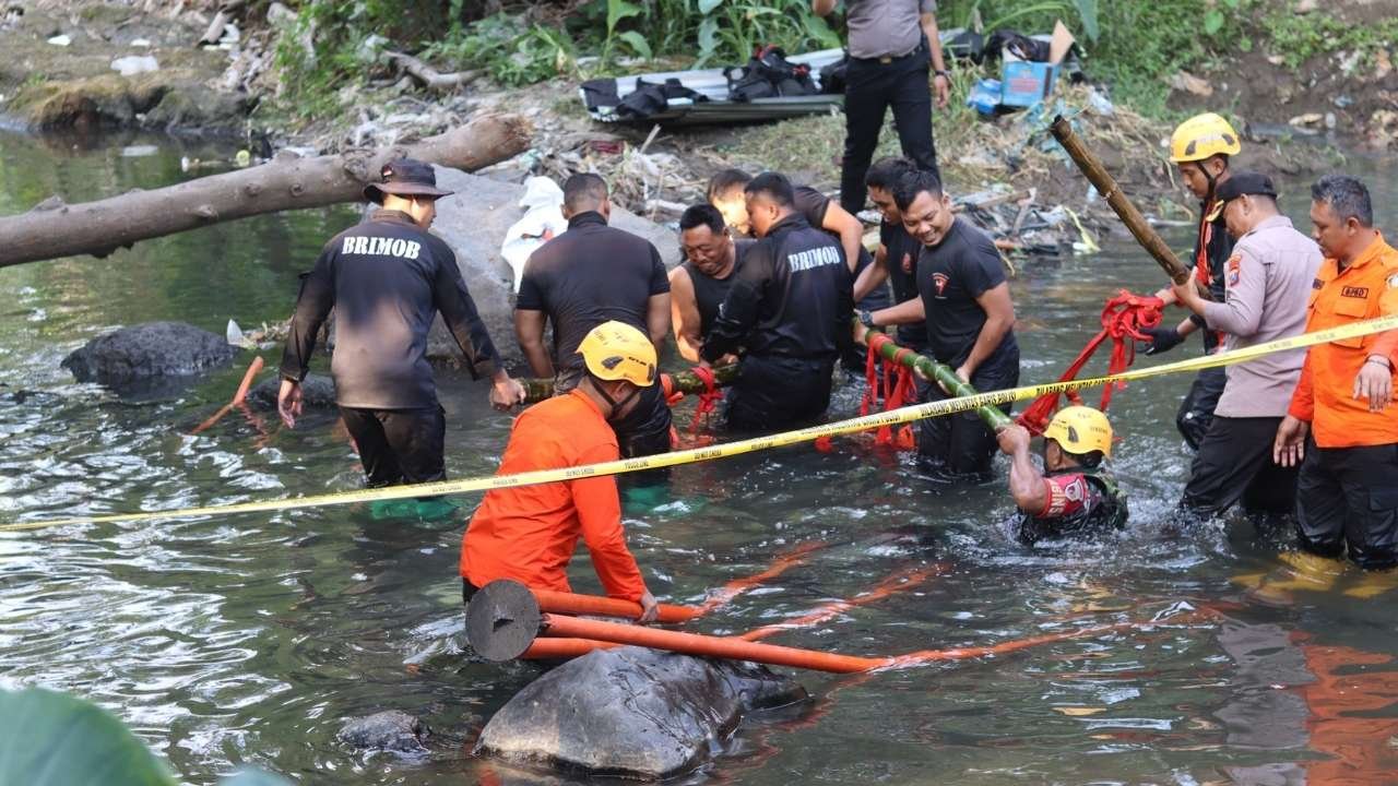 Diduga Hasil Perang Dunia II, Bom Pesawat Ditemukan di Sungai Kota Blitar