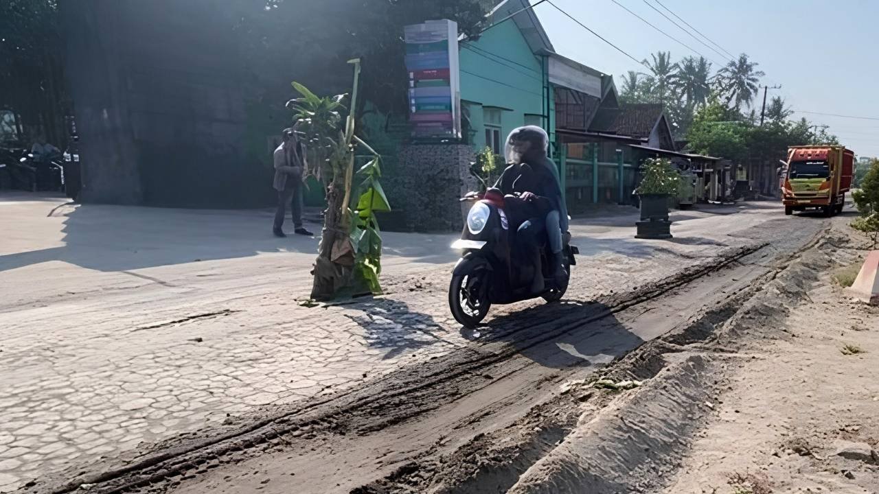 Warga Garum Tanam Pohon di Jalan Rusak, PUPR Blitar: Segera Diperbaiki