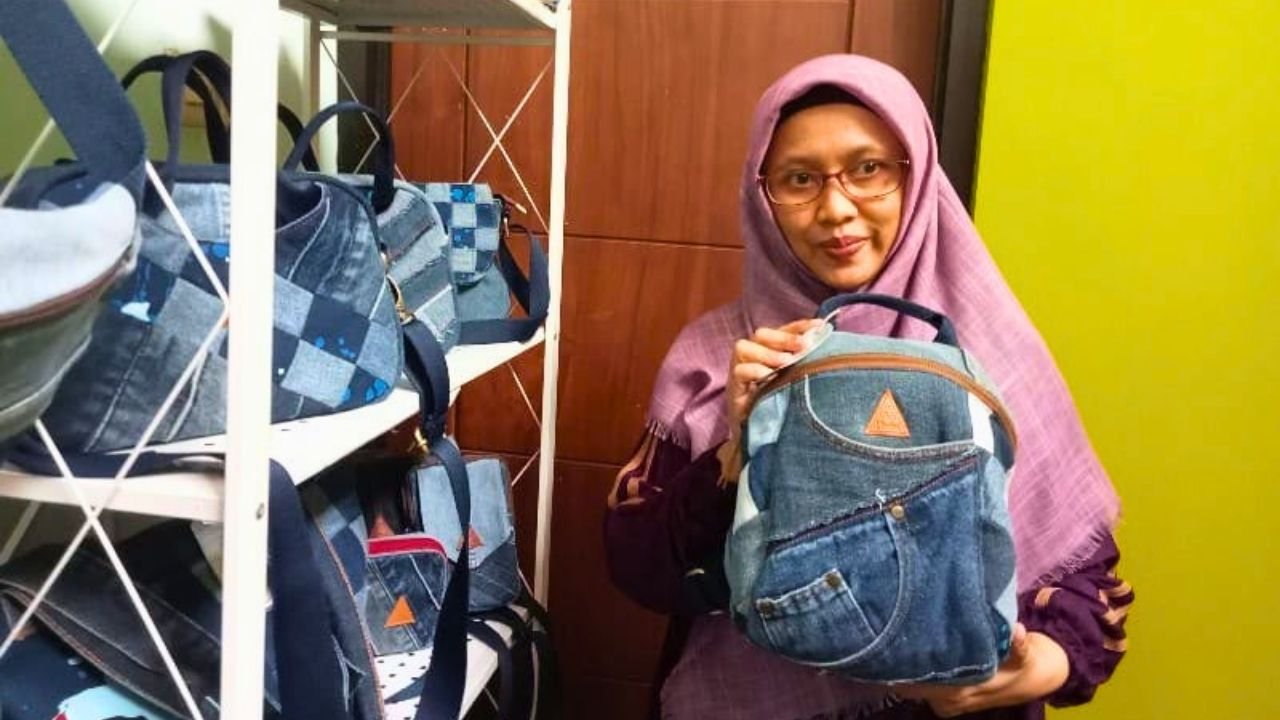 Limbah Celana Jeans Disulap Jadi Tas, Perajin Blitar Raup Cuan Jutaan
