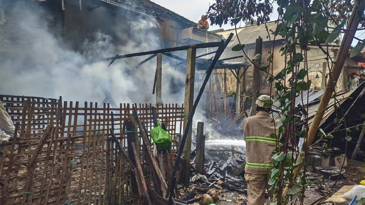 Api Merambat ke Tumpukan Kayu, Dapur Produksi Gula Merah di Nglegok Terbakar