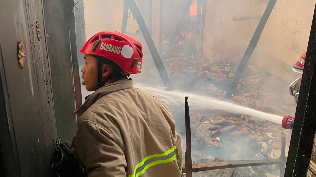 Uang Tunai hingga Motor Hangus, Kerugian Rumah Terbakar di Kesamben Blitar Tembus Rp300 Juta