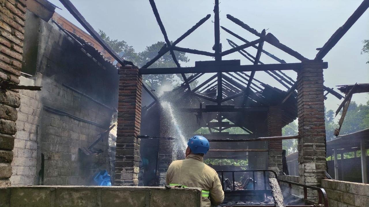 Niat Bakar Sampah, Api Menjalar Picu Kebakaran Gudang Pakan Bebek di Ponggok Blitar