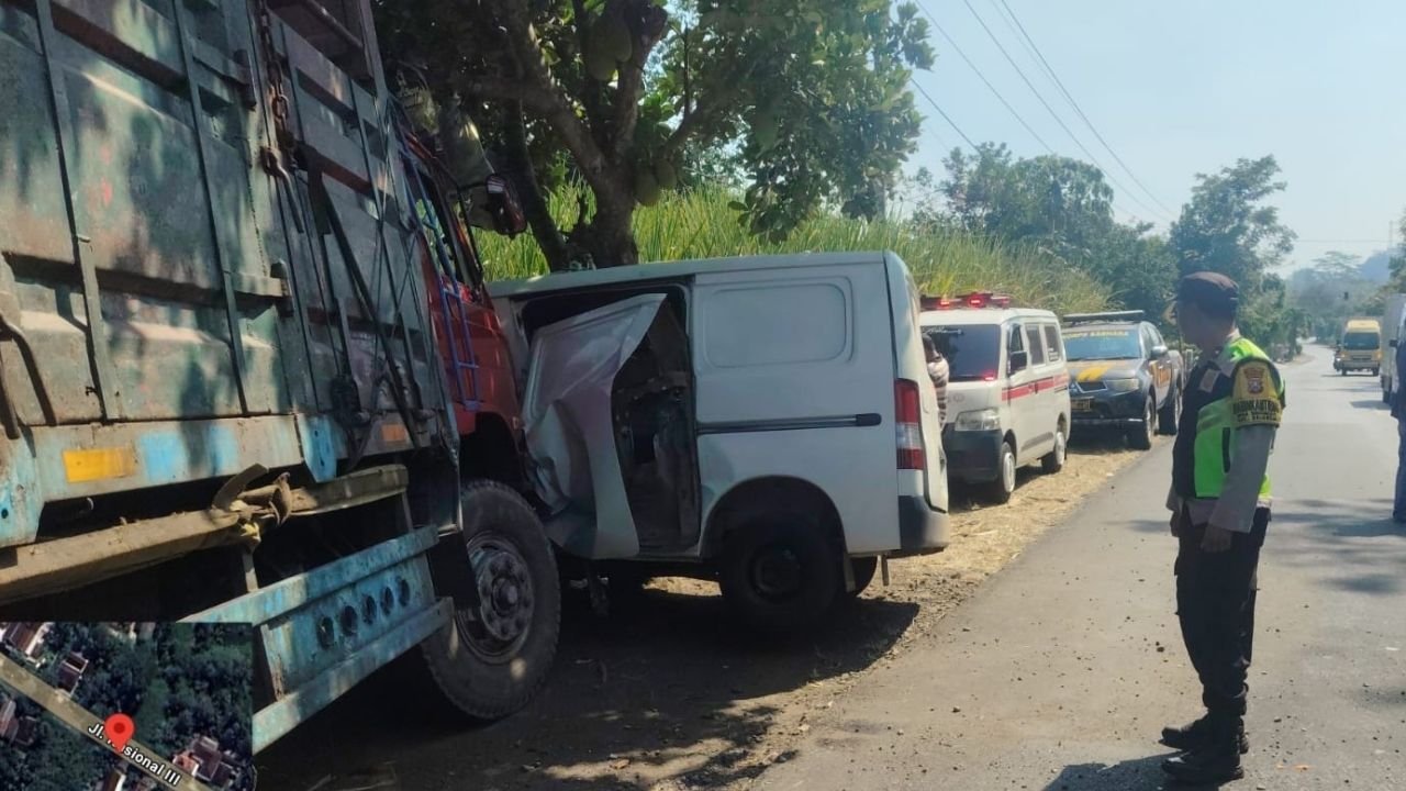 Dahului Truk Gandeng, Blind Van Santap Pagar Rumah di Selorejo Blitar