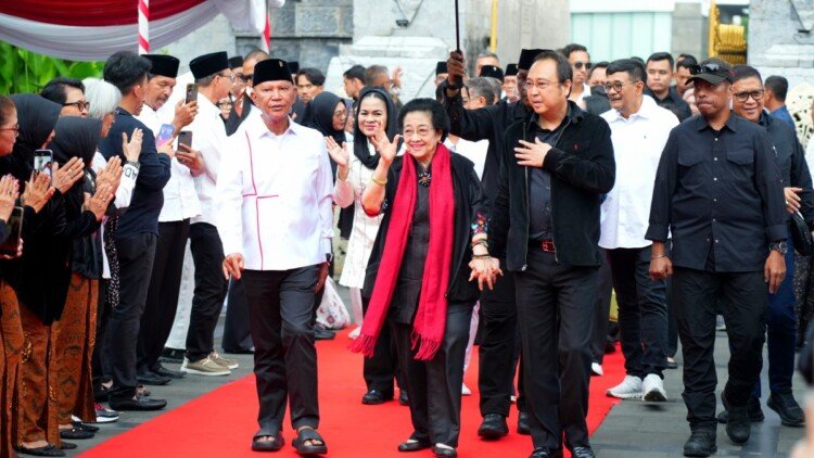 Megawati Soekarnoputri Kembali Ziarah ke Makam Soekarno di Blitar, Prananda Prabowo dan Keluarga Besar Soekarno Ikut Mendampingi