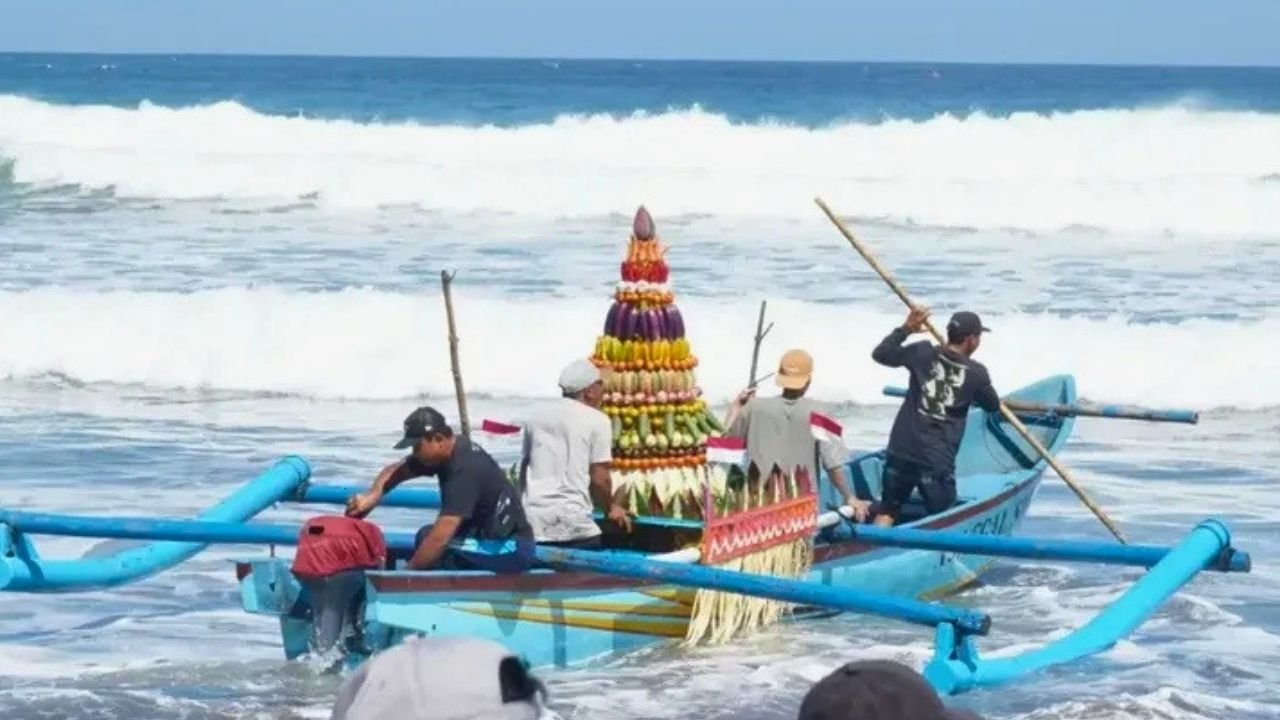 Pesona Larung Sesaji Pantai Serang, Ribuan Pengunjung Turut Rayakan 1 Suro di Blitar