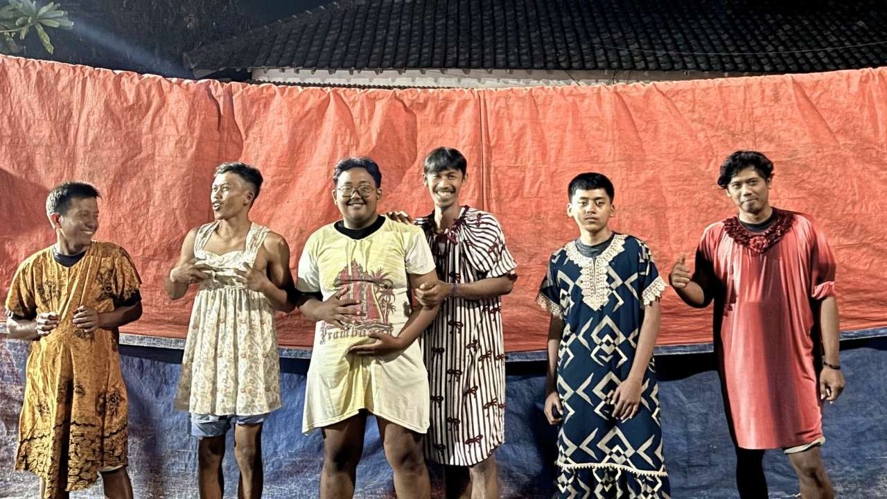 Bukan Voli Biasa, Pria di Sanankulon Blitar Gunakan Daster Saat Lomba