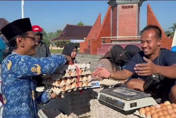 Peternak Blitar Turun ke Pinggir Jalan, Jual Telur Segar Rp20 Ribu per Kilogram