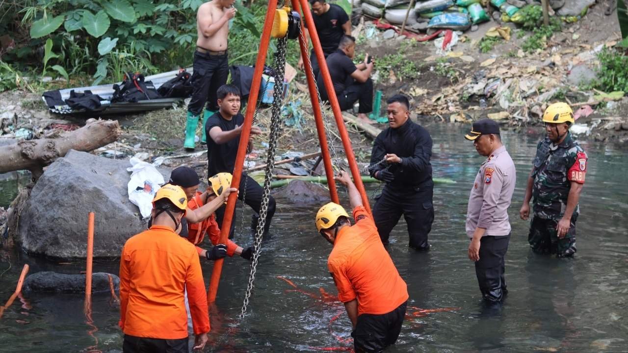 Daya Ledak Disebut Tinggi, Jibom Lakukan Disposal Benda Diduga Bom Udara di Blitar