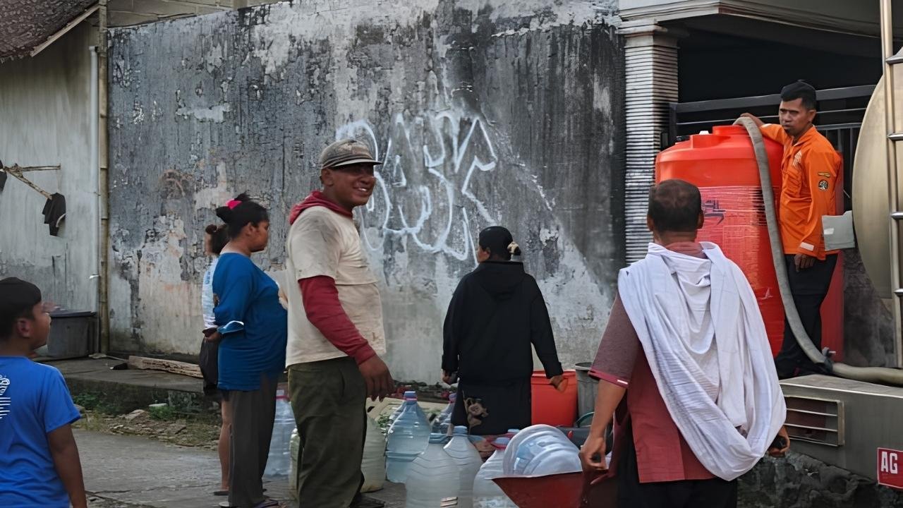 Ratusan KK Terdampak Kekeringan, BPBD Blitar Salurkan Air Bersih