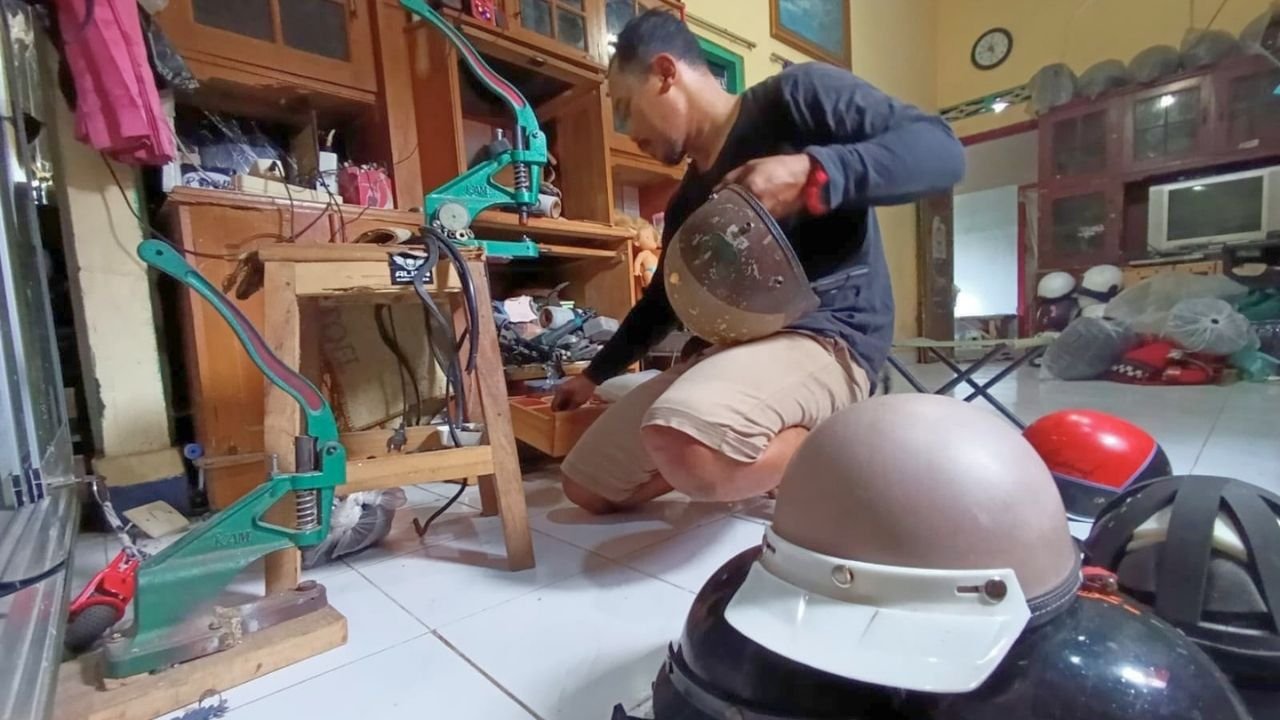 Helm Jadul Jadi Buruan Kolektor, Perajin Blitar Kebanjiran Pesanan