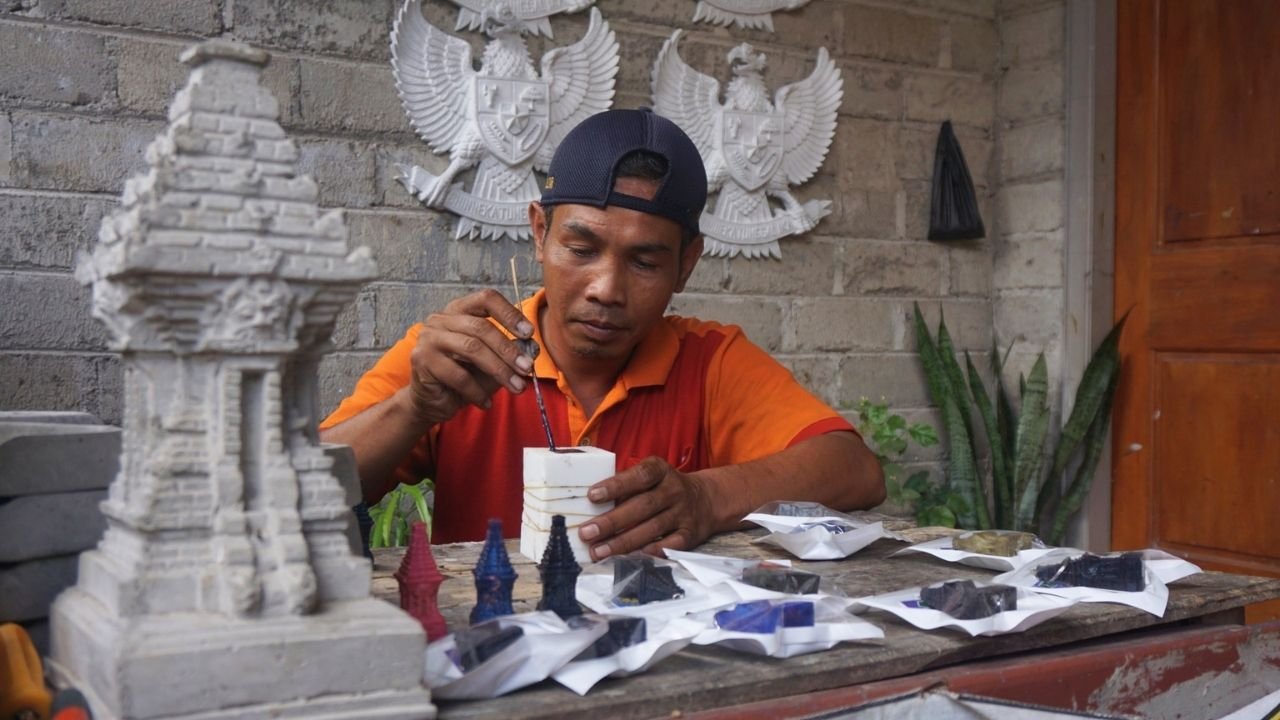 Berawal dari Beling Bekas, Warga Kanigoro Sulap Pecahan Kaca Jadi Miniatur Candi Penataran