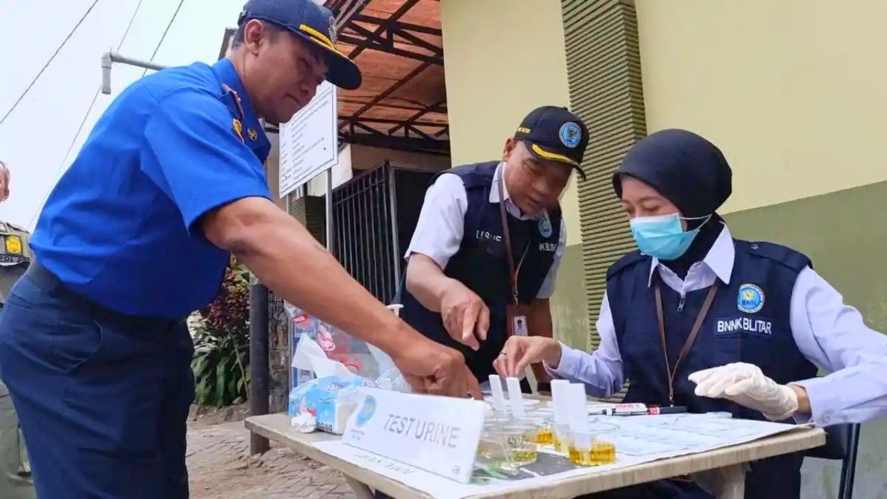 Buntut Penyalahgunaan Narkoba, 40 Personel Damkar dan Satpol PP Blitar Tes Urine