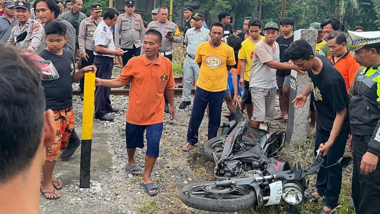 Perlintasan Tanpa Palang Kembali Makan Korban, Pemotor Tewas Dihantam KA Singasari di Blitar
