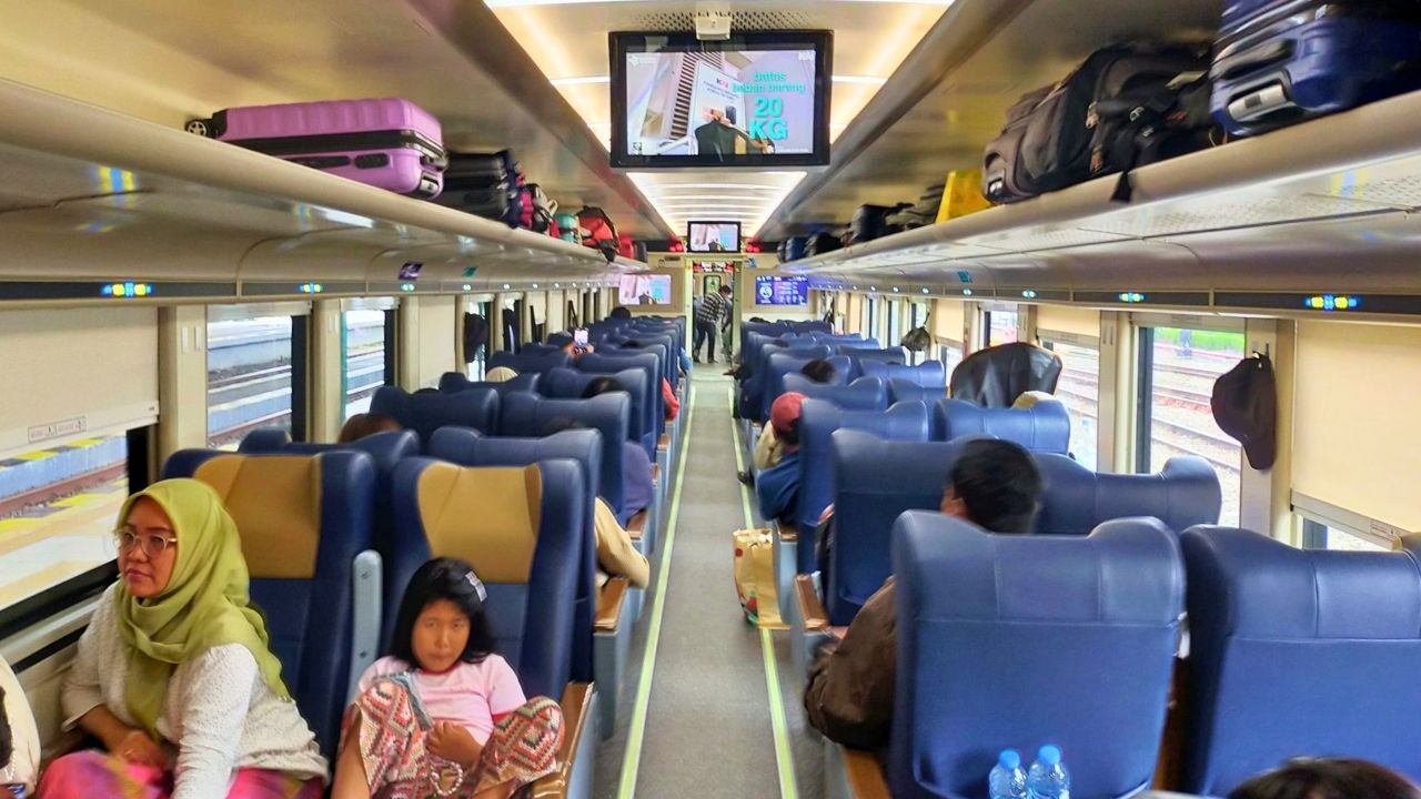 Penumpang Kereta Membludak Saat Long Weekend, Stasiun Blitar Layani Ribuan Orang Saat Libur Kenaikan Yesus Kristus