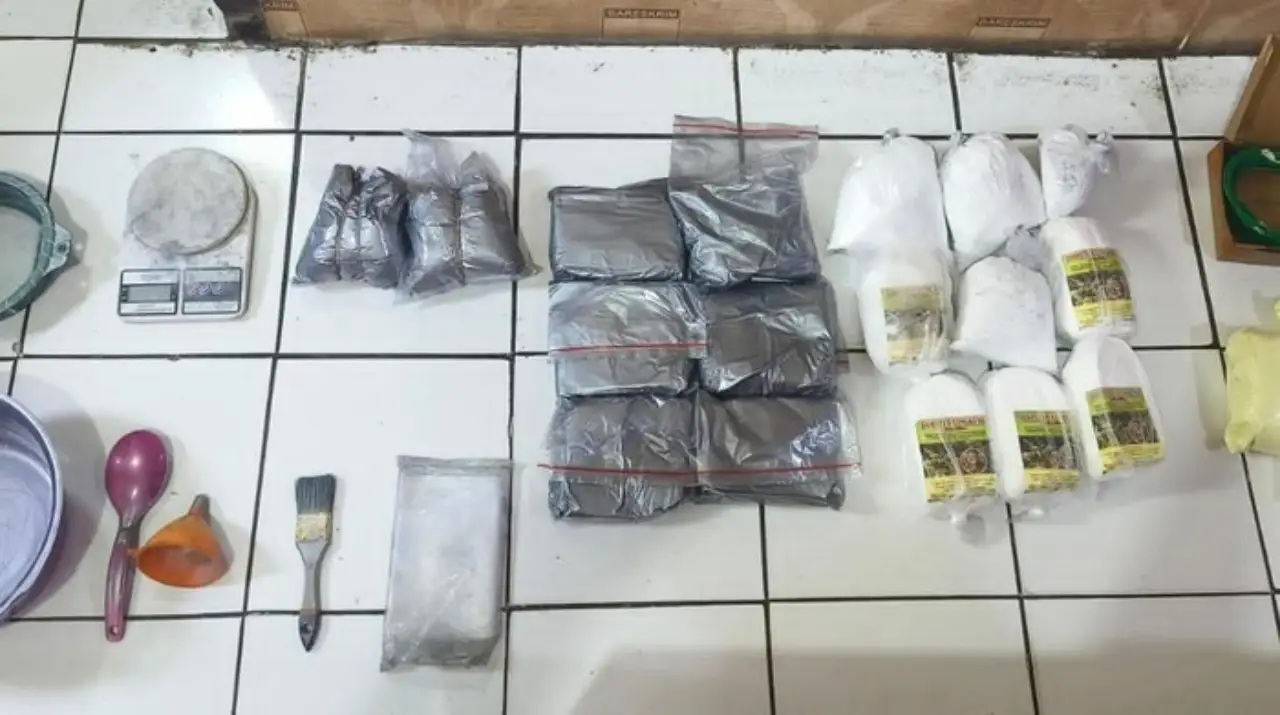 Polisi Ringkus Peracik Mercon di Blitar, Belasan Kilogram Bahan Baku Disita